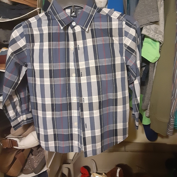 Boy size 5/6 button ups - Picture 6 of 7